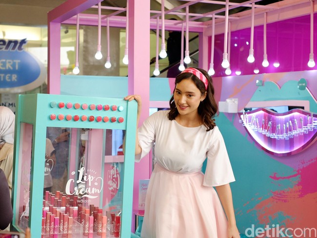 Alasannya adalah kulit wajah Tatjana yang menurutnya terlihat pucat jika tidak pakai lipstik. Untuk itu ia selalu siap sedia lipstik di tasnya. Foto: Silmia Putri/Wolipop