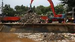 Penampakan Sampah di Pintu Air Manggarai Dibersihkan
