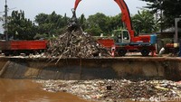 Sampah itu pun akan dibawa menggunakan truk ke Tempat Pembuangan Akhir (TPA) sampah.