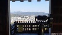 Matsuyama Castle punya 4 lantai. Di lantai paling atas, wisatawan bisa melihat langsung keindahan Kota Matsuyama dari 4 sisi. (Bonauli/detikTravel)