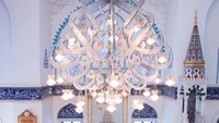 Juga Juga kubah yang besar dan lampu yang tergantung di langit-langit menambah kemegahan masjid ini. Juga paduan warna terang dan lampu yang tidak terlalu terang, membuat siapapun akan merasa tenang dan nyaman di dalam masjid ini. (Tokyo Camii - Tokyo Mosque/Facebook)