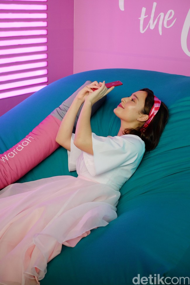 Tatjana Saphira mencuri perhatian saat mengisi acara peluncuran formula baru Wardah Exclusive Matte Lip Cream di Seribu Rasa Gandaria City, Jakarta Selatan, Selasa (26/02/3019). Ia terlihat cantik mengenakan busana bernuansa merah muda. Foto: Silmia Putri/Wolipop