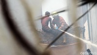 Mereka juga harus memanjat dinding untuk mencari titik api.