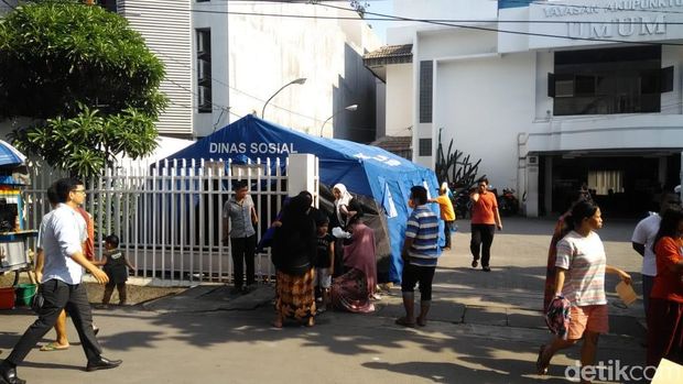 Korban Kebakaran di Krukut Jakbar Ngungsi di Tenda, Butuh Makanan-Pakaian