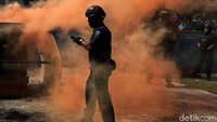 Petugas PLP nampak bersiaga untuk membekuk para perompak yang membakar kapal.