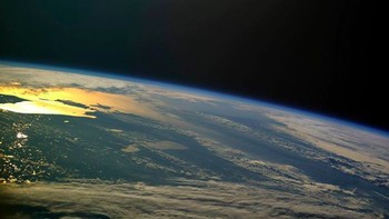 Foto suatu petang di musim panas di daerah Baltick dan utara Rusia, diambil oleh kosmonot Pavel Vinogradov di International Space Station (ISS). Foto: Instagram