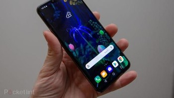LG V50 layarnya seluas 6,4 inch resolusi 1.440 x 3.120 pixel Amoled. Ini dalam keadaan berdiri sendiri, belum dipasang casing layar ganda. Foto: Pocket Lint