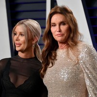 Malam itu, mantan suami Kriss Jenner itu datang bersama kekasihnya Sophia Hutchins. Sophia juga punya identitas seperti Caitlyn. Dia adalah seorang transgender berusia 22 tahun.  Foto: dok. Getty Images
