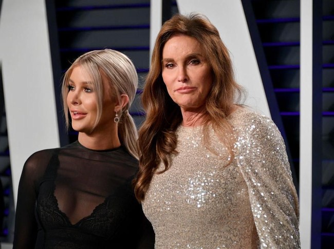 Malam itu, mantan suami Kriss Jenner itu datang bersama kekasihnya Sophia Hutchins. Sophia juga punya identitas seperti Caitlyn. Dia adalah seorang transgender berusia 22 tahun.  Foto: dok. Getty Images