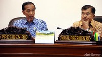 Jokowi didampingi Wakil Presiden Jusuf Kalla memimpin Rapat Terbatas (Ratas) di Kantor Presiden, Jakarta.
