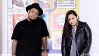 Keduanya pun berhasil membuat kolaborasi yang cukup segar bagi penikmat musik Tanah Air.