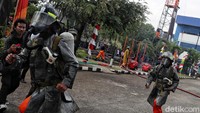 Tak berhenti sampai disitu, pasukan lain datang untuk memadamkan api yang membakar kapal.