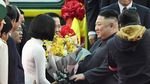 Senyum Cerah Kim Jong Un Saat Tiba di Vietnam