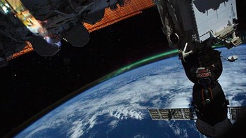 Foto Aurora, langit berbintang, dan pesawat Soyuz dalam rekaman kosmonot Oleg Artemyev dari International Space Station (ISS). Foto: Instagram