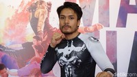Randy Pangalila juga kebagian kenalan dengan Omicron. Randy Pangalila memperlihatkan kondisinya tengah terbaring di kasur rumah sakit. Foto: Ayunda Septiani/detikHealth