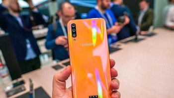 Mengusung desain 3D Glasstic dengan empat pilihan warna, yakni hitam, putih, biru dan coral seperti di foto. Foto: GSM Arena