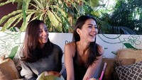 So sweet. Chelzea mengunggah foto sedang minum bersama Paula sambil mengucapkan selamat ulang tahun. Foto: Instagram@chelzeaverhouven