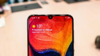 Kamera depannya 25 MP dengan aperture f/2.0. Foto: GSM Arena