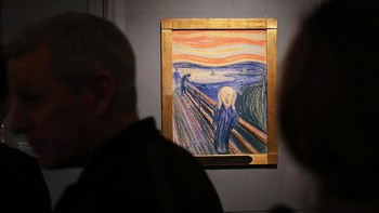 Lukisan The Scream karya Edvard Munch ini pernah dua kali menjadi target pencurian. Pertama di tahun 1994 dan kedua kalinya terjadi di tahun 2004. Dua tahun kemudian lukisan ini kembali ditemukan hingga akhirnya dilelang pada tahun 2012 dengan harga fantastis yaitu sebesar Rp 1,6 triliun. Spencer Platt/Getty Images.