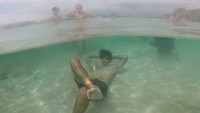 Marshall Sastra menikmati pemandangan di Gili Kedis. Marshall mengeksplor kejernihan Gili Kedis dengan warga lokal (My Trip My Adventure)