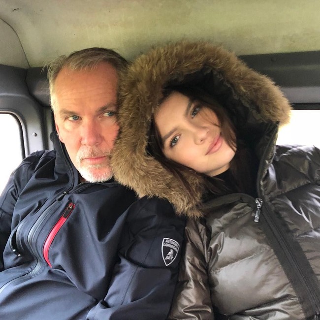 Maya Henry yang juga populer di Instagram ini dikenal sebagai anak pengacara tajir asal Texas, Amerika Serikat, Thomas J. Henry. Sang ayah memiliki firma hukum terkemuka di Texas yang sudah berdiri sejak 1988. Foto: Instagram