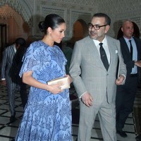 Gaun tersebut hadir dengan motif floral, berikut lengan bergaya ruffle yang meninggalkan kesan feminin pada penampilannya. Potongannya yang longgar membuat Meghan bebas bergerak dengan perut yang semakin membesar. (Foto: Getty Images)