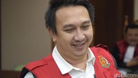 Augie tampak lebih tenang kala menghadapi sidang. Pool/Noel/detikFoto.