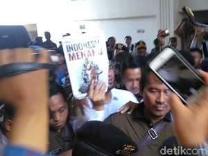Sebelum Masuk Ruang Sidang, Dhani Acungkan Buku Indonesia Menang