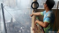 Asap tebal juga masih muncul dari lokasi kebakaran.