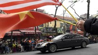 Sebagai informasi, W221 S600 Pullman Guard yang ditumpangi Kim dibekali oleh mesin 5.5 L V12 Biturbo yang dilengkapi dengan interior mewah berlapis kulit. Mesin tersebut memungkinkan mobil menghasilkan tenaga 517 daya kuda. Susan Walsh/AP Photo.