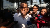 Anggota DPR Fraksi PAN Sukiman (tengah) meninggalkan gedung KPK seusai menjalani pemeriksaan di Jakarta, Selasa (26/2/2019).