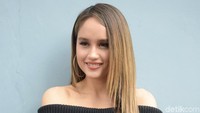 Cinta Laura saat ditemui di studio Trans TV, Kapten Tendean, Jakarta Selatan pada Selasa (26/2). Pool/Noel/detikFoto.