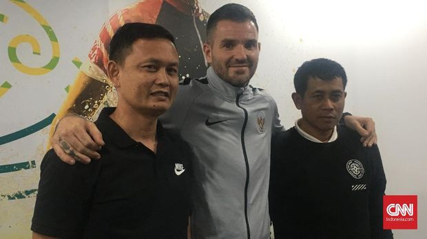 Yeyen Tumena (kiri) menjadi asisten pelatih Simon McMenemy. (