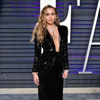 Miley Cyrus juga hadir dalam Vanity Fair Oscar Party. Tak kalah seksi, wanita tersebut juga mengenakan busana mengekspos bagian dada. Gaun keluaran Saint Laurent tersebut pun membuatnya terlihat seksi sekaligus glamour. Foto: Getty Images