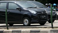 Hanya tiang yang masih berdiri di pagar pembatas jalan tersebut.