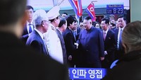 Pertemuan Kim Jong Un dengan Donald Trump di Vietnam menjadi perhatian masyarakat dunia. Momen penyambutan Kim Jong Un di Stasiun Dong Dang pun disiarkan di sejumlah saluran televisi. Ahn Young-Joon/AP Photo.