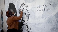 Mural tersebut menyuarakan pesan berupa penderitaan anak-anak dan perempuan pada masa perang di kawasan Sanaa, Yaman. REUTERS/Mohamed al-Sayaghi.