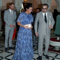 Pada kesempatan istimewa tersebut, Meghan yang tengah hamil tujuh bulan memesona dalam balutan gaun biru dari Carolina Herrera. Dikabarkan Daily Mail, gaun tersebut merupakan versi baru khusus untuk Meghan dari salah satu koleksi Fall-Winter 2019 yang tampil perdana di New York Fashion Week awal Februari ini. (Foto: Getty Images)