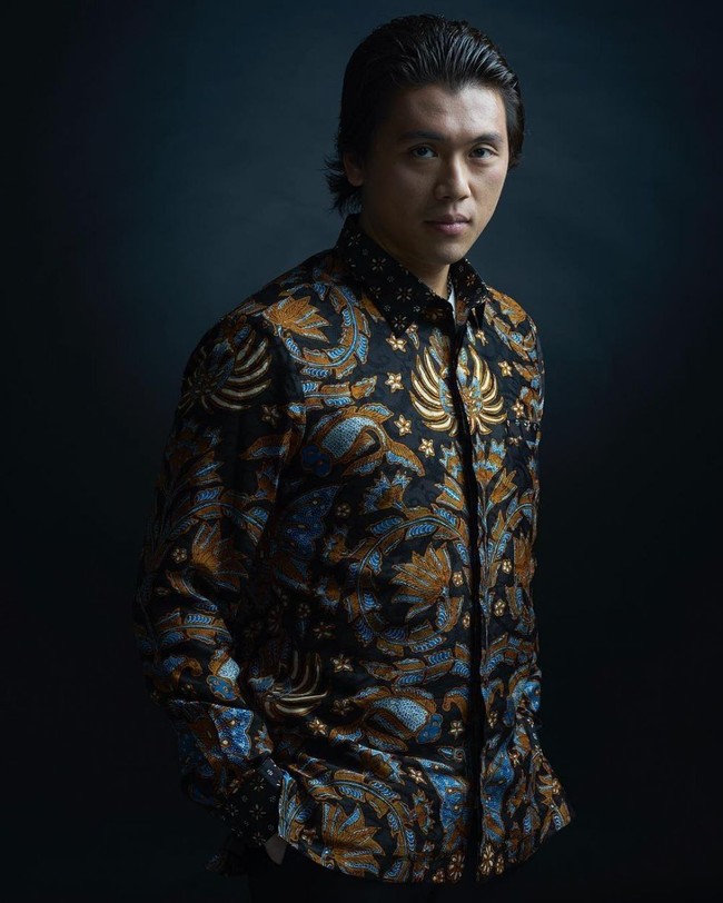 Saat masih menjalin kasih dengan Luna Maya, Reino Barack sempat berujar tak percaya pada pernikahan. Dalam acara bincang-bincang Hitam Putih, pengusaha 34 tahun ini mengatakan bahwa ia belum paham konsep pernikahan. Marriage itu konsep yang agak unik, for me, harus tanda tangan, harus ada celebration, ya buat apa, tuturnya. Namun belum lama putus dari Luna Maya, Reino menikahi Syahrini pada Rabu (27/2/2019). Keduanya dikabarkan melangsungkan pernikahan di Jepang. Foto: Dok. Instagram/reinobarack