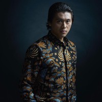 Saat masih menjalin kasih dengan Luna Maya, Reino Barack sempat berujar tak percaya pada pernikahan. Dalam acara bincang-bincang Hitam Putih, pengusaha 34 tahun ini mengatakan bahwa ia belum paham konsep pernikahan. Marriage itu konsep yang agak unik, for me, harus tanda tangan, harus ada celebration, ya buat apa, tuturnya. Namun belum lama putus dari Luna Maya, Reino menikahi Syahrini pada Rabu (27/2/2019). Keduanya dikabarkan melangsungkan pernikahan di Jepang. Foto: Dok. Instagram/reinobarack