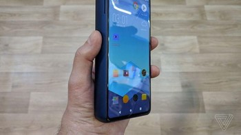 Kamera depan ganda pun turut disematkan. Ukurannya 16 MP dan 2 MP, keduanya akan keluar dari bodi ketika akan digunakan. (Foto: The Verge)