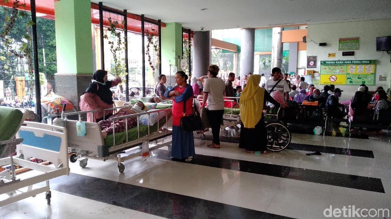 70 Koleksi Gambar Orang Nunggu Di Rumah Sakit HD Terbaru