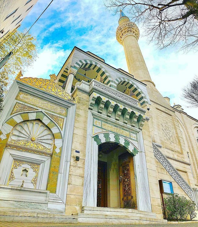 Pembangunan masjid melibatkan 70 pengrajin asal Turki untuk menghias interior maupun eksteriornya. Sebagian besar marmer yang digunakan dalam membangun masjid di Tokyo ini didatangkan langsung dari Turki. Foto: Instagram/@tokyocamii