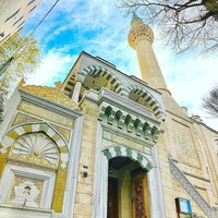 Pembangunan masjid melibatkan 70 pengrajin asal Turki untuk menghias interior maupun eksteriornya. Sebagian besar marmer yang digunakan dalam membangun masjid di Tokyo ini didatangkan langsung dari Turki. Foto: Instagram/@tokyocamii