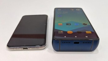 Ponsel Energizer yang terihat jauh lebih besar dibandingkan dengan ponsel reguler. (Foto: The Verge)