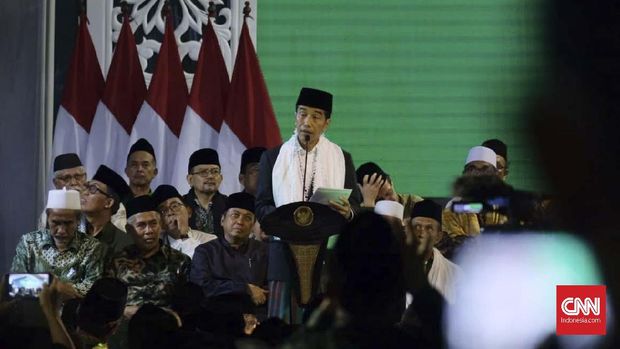 Presiden Joko Widodo memberikan sambutan dalam Musyawarah Nasional Alim Ulama dan Konferensi Nasional Nahdlatul Ulama (NU), di Pondok Pesantren Miftahul Huda Al-Azhar, Kota Banjar, Jawa Barat, Rabu (27/2).