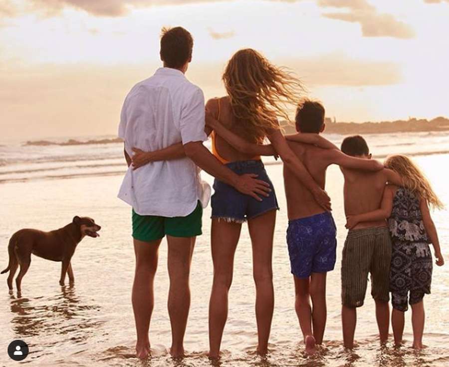 Rayakan Satu Dekade Pernikahan, Gisele dan Tom Brady Mesra 