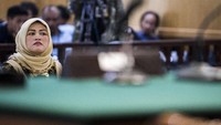 Dalam sidang perdana itu pun Neneng tidak mengajukan nota keberatan atau eksepsi atas surat dakwaan jaksa KPK. Beginilah wajah sendu Neneng.