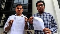Aktivis Indonesia Corruption Watch (ICW), Kurnia Ramadan dan Tibiko Zabar menyambangi Gedung Mahkamah Agung (MA), Jakarta, Rabu (27/2/2019). Kedatangan mereka untuk mengirim surat ke Ketua MA RI.