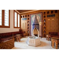 Lantai satu merupakan pusat budaya di mana pengunjung bisa beritenteraksi. Terdapat koleksi buku berisi berbagai pengetahuan tentang Islam. Seperti sebuah perpustakaan kecil, area ini memang dikhususkan untuk pengunjung yang ingin membaca dan belajar. Foto: Instagram/@tokyocamii